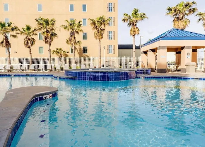 Apartment 2 Bedroom High Rise Corner At Crystal Tower With 2 Balconies, 2 Outdoor Pools, Lazy River, Heated Indoor Pool, Direct Access Gulf Shores