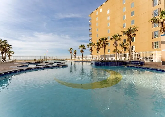 2 Bedroom High Rise Corner At Crystal Tower With 2 Balconies, 2 Outdoor Pools, Lazy River, Heated Indoor Pool, Direct Access Gulf Shores